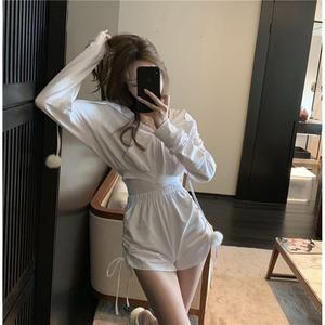 学女脱小内内喷水自慰
